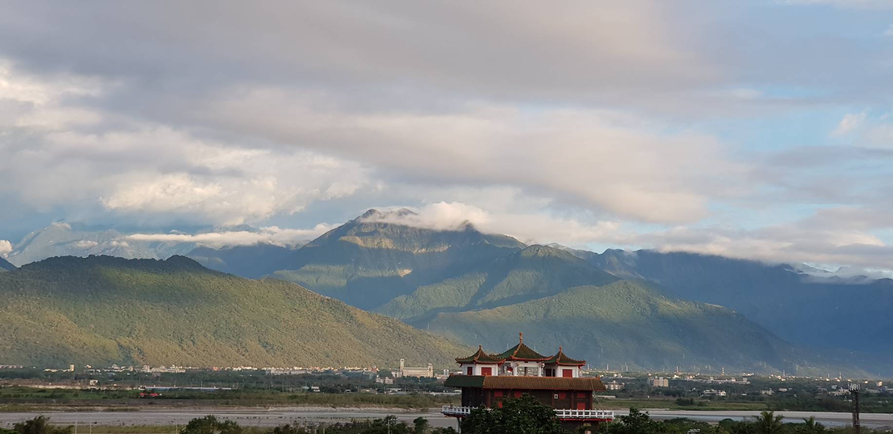 花蓮•美村民宿窗外中央山脈與傳統亭樓的遼闊景致